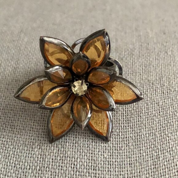 Vintage 1970's & 80's Gunmetal Gold Amber Flower Ring with Rhinestone Center - Picture 3 of 7